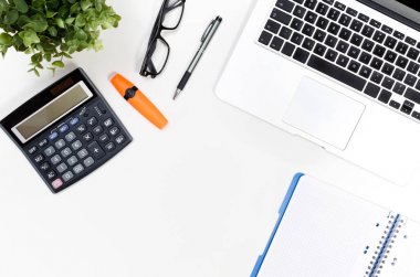 Dizüstü bilgisayar ile ofis resepsiyon masası, üstten görünüm Kırtasiye