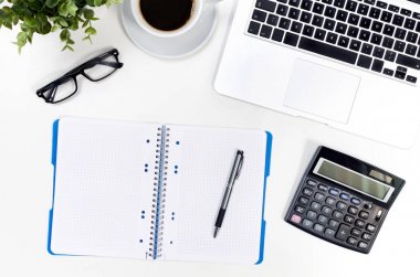 Ofis resepsiyon masası laptop, kahve fincanı ve malzemeleri ile en iyi görünümü