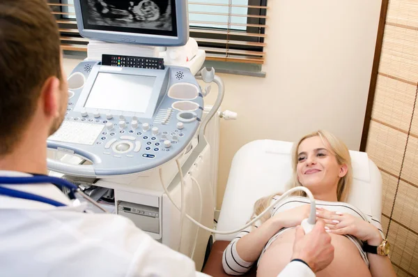 Mujer embarazada en el médico. Máquina de diagnóstico por ultrasonido —  Fotos de Stock