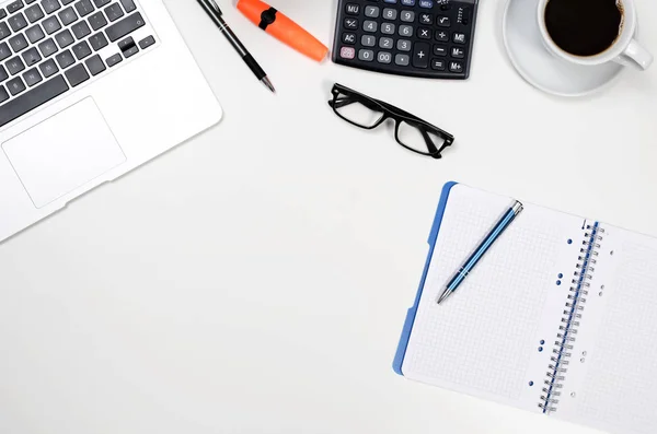 Table de bureau avec ordinateur portable, tasse à café et fournitures vue sur le dessus — Photo