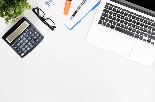 Office Bureau tafel met laptop, kantoorbenodigdheden bovenaanzicht — Stockfoto