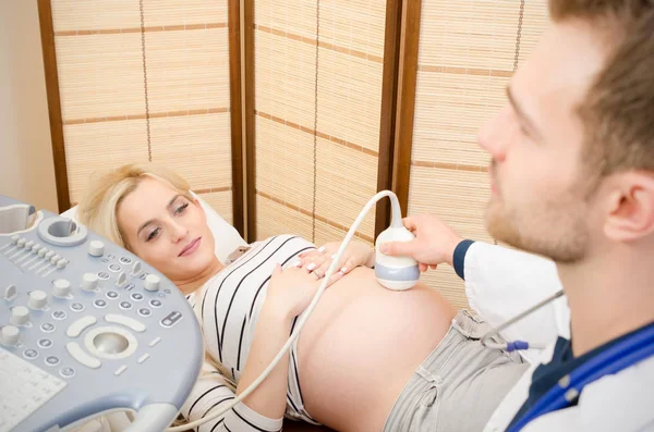 Pregnant woman at the doctor. Ultrasound diagnostic machine — Stock Photo, Image