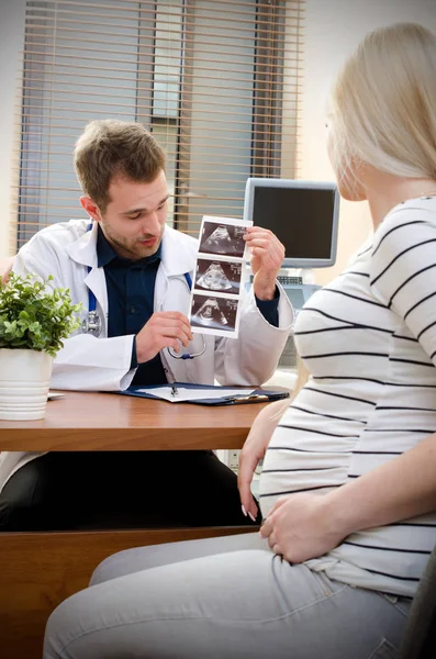 Orvos találat baba ultrahang képre a terhes nő — Stock Fotó