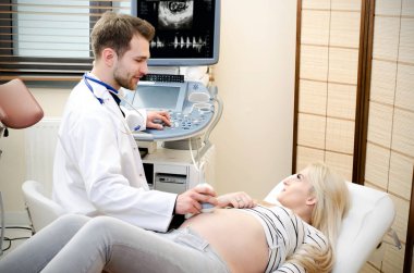 Doktor hamile kadın. Ultrason tanılama makine
