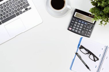 Ofis resepsiyon masası laptop, kahve fincanı ve malzemeleri ile en iyi görünümü