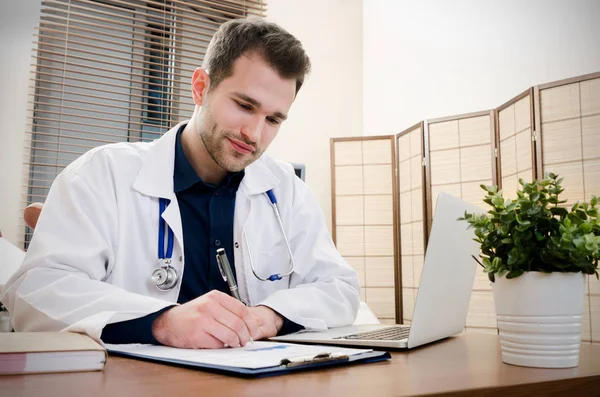 Läkare gynekolog arbetar på kontor. — Stockfoto