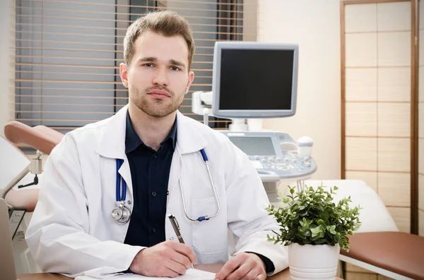 Medico ginecologo che lavora in ufficio . — Foto Stock