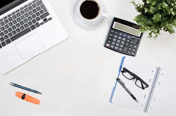 Table de bureau avec ordinateur portable, tasse à café et fournitures vue sur le dessus — Photo