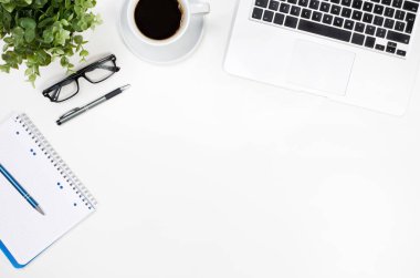Ofis resepsiyon masası laptop, kahve fincanı ve malzemeleri ile en iyi görünümü