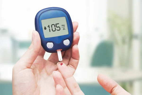 Woman doing blood sugar test — Stock Photo, Image