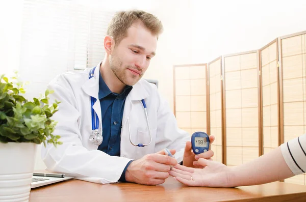 Doktor diyabet hasta için kan şekeri ölçme — Stok fotoğraf