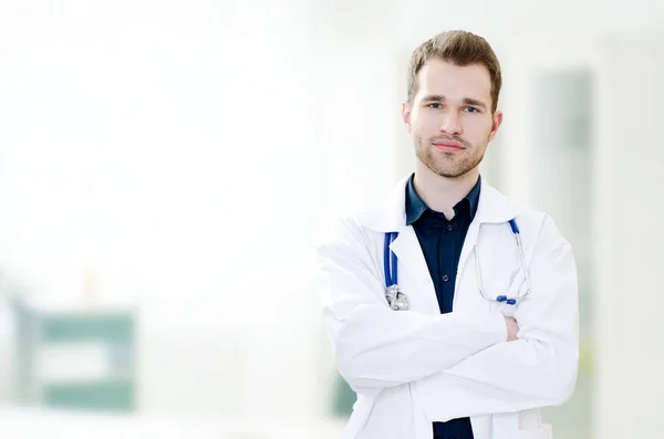 Knappe jonge dokter in kantoor — Stockfoto