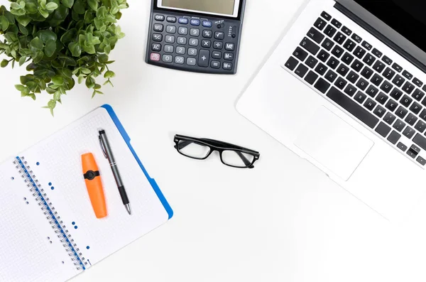 Schreibtischtisch mit Laptop, Bürobedarf von oben — Stockfoto