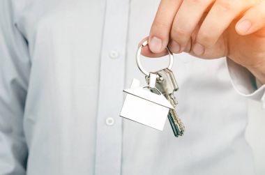 Yeni evine tuşu tutmakta emlakçı