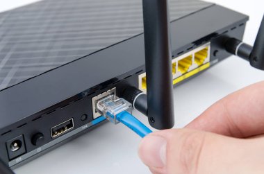 Adam internet kablosu yönlendiriciye takılan.