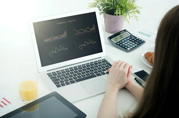 Frau benutzt Laptop zu Hause. — Stockfoto