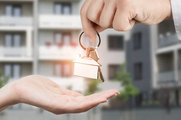 Man gives a woman the keys to a new home — Stock Photo, Image