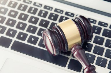 Laptop klavye üzerinde tahta tokmak