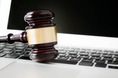 Laptop klavye üzerinde tahta tokmak