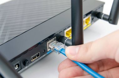 Adam internet kablosu yönlendiriciye takılan.