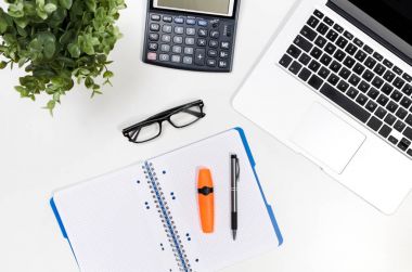 Dizüstü bilgisayar ile ofis resepsiyon masası, üstten görünüm Kırtasiye