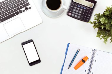 Dizüstü bilgisayar ile ofis resepsiyon masası, üstten görünüm Kırtasiye