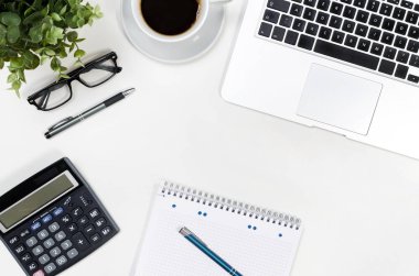 Dizüstü bilgisayar ile ofis resepsiyon masası, üstten görünüm Kırtasiye