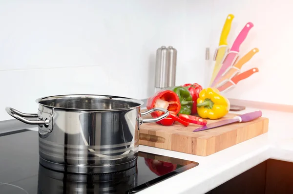 Panela e legumes na cozinha moderna com fogão de indução — Fotografia de Stock