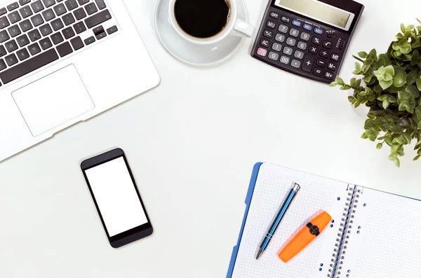 Dizüstü bilgisayar ile ofis resepsiyon masası, üstten görünüm Kırtasiye