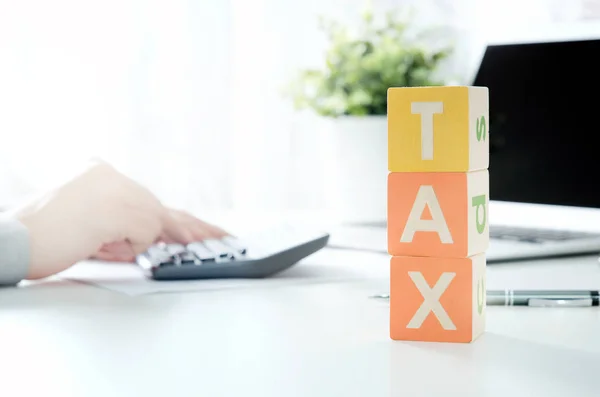 Accountant calculates tax. Working in the office with calculator — Stock Photo, Image