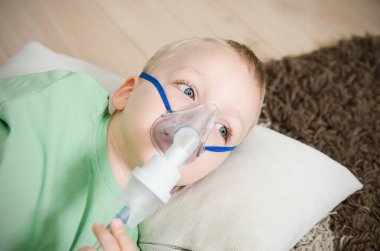 Çocuk evde Nebulizatör ile enhalasyon yapma