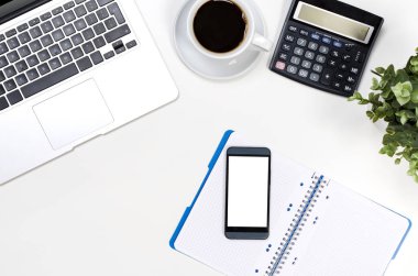 Dizüstü bilgisayar ile ofis resepsiyon masası, üstten görünüm Kırtasiye