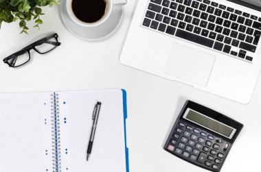Dizüstü bilgisayar ile ofis resepsiyon masası, üstten görünüm Kırtasiye