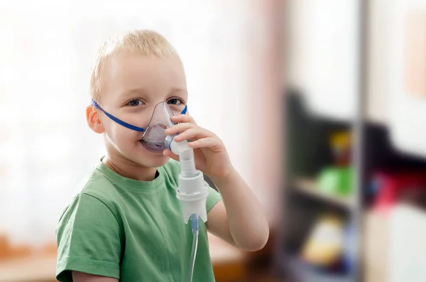 Pojke att göra inandning med nebulisatorn hemma — Stockfoto