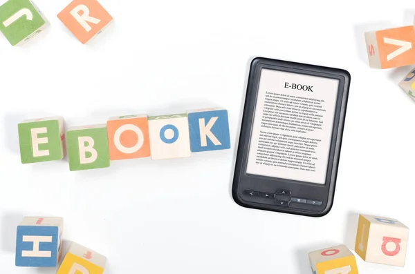 E-boek lezer apparaat en speelgoed blokken concept — Stockfoto