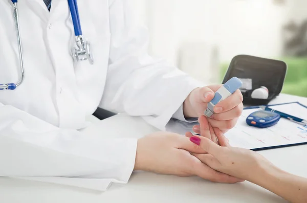 Diabetes medical consultation in the doctor's office — Stock Photo, Image