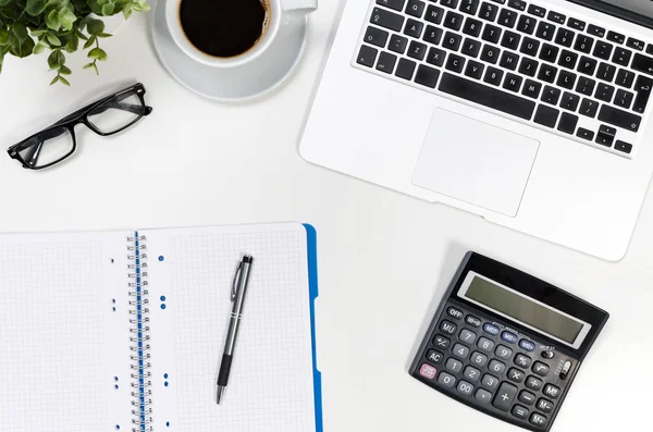 Schreibtischtisch mit Laptop, Bürobedarf von oben — Stockfoto