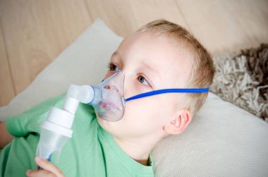 Çocuk evde Nebulizatör ile enhalasyon yapma