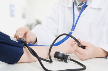 Doktor hastanın basınç ölçer