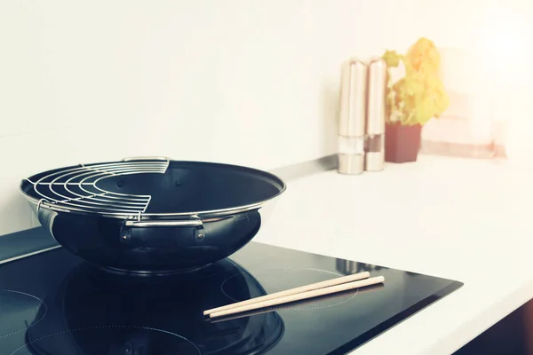 Frying pan in modern kitchen — Stock Photo, Image