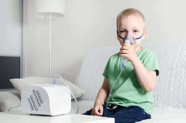 Pojke att göra inandning med nebulisatorn hemma — Stockfoto