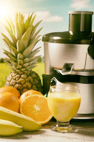 Färsk juice och juicer. Foto på trä bakgrund — Stockfoto