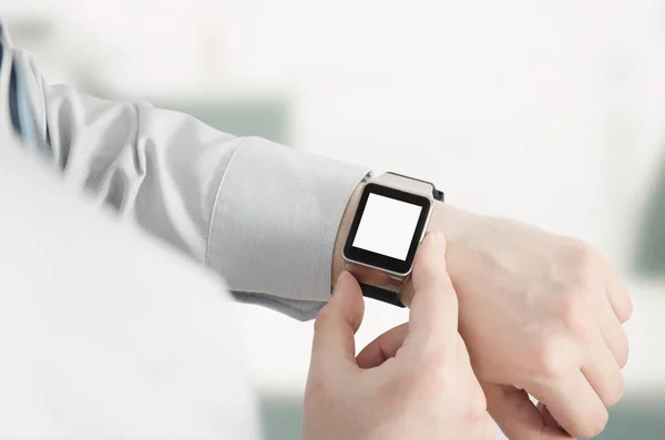 Homem usando smartwatch com notificador de e-mail — Fotografia de Stock