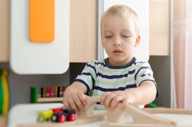 Çocuk çocuk oynamak anaokulunda ahşap tren ile