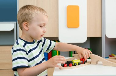 Çocuk çocuk oynamak anaokulunda ahşap tren ile