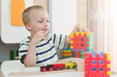 Küçük çocuk bir tabloda bloklarla oynama