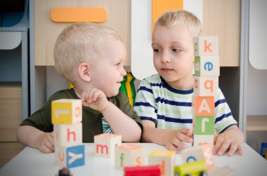 Çocuklar çocuklar oyuncak blok evde oynayın anaokulu