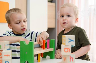 Çocuklar çocuklar oyuncak blok evde oynayın anaokulu