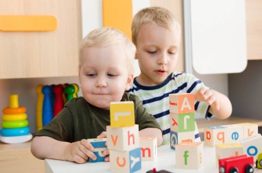Çocuklar çocuklar oyuncak blok evde oynayın anaokulu