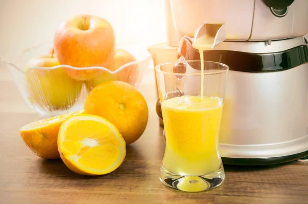 Juicer prepares fresh and healthy juice — Stock Photo, Image